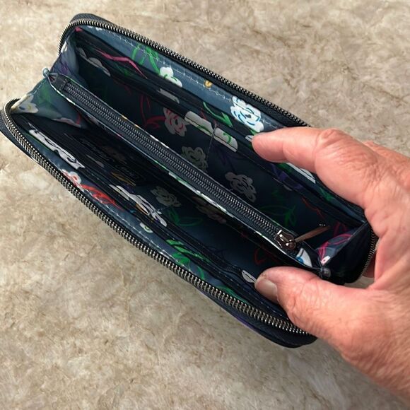 LUG Zip Around Wallet NWOT - Picture 4 of 8